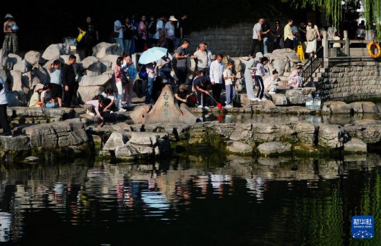 濟南：中秋小長假觀泉旅遊人氣旺