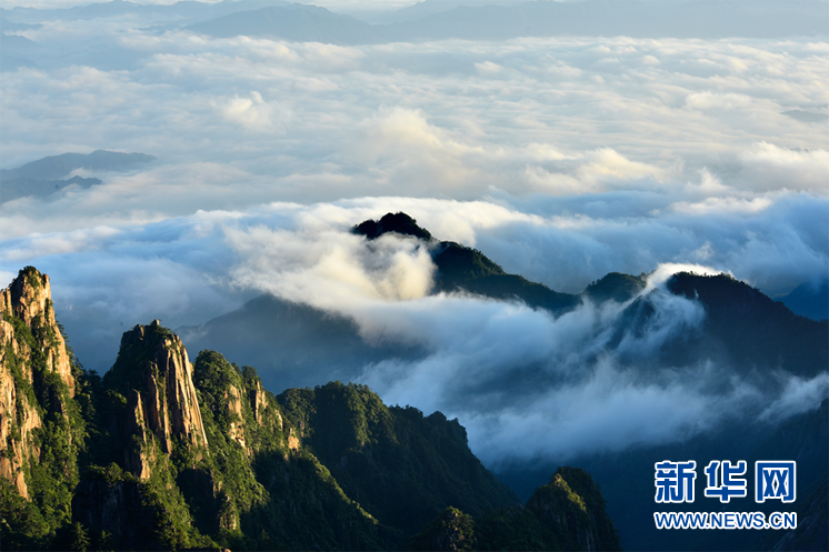 安徽：浩瀚千山雲海秀 晨曦彩染看晴空