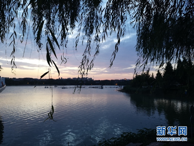 安徽： 長空氣旋伴夕潮 颱風雲層通九霄