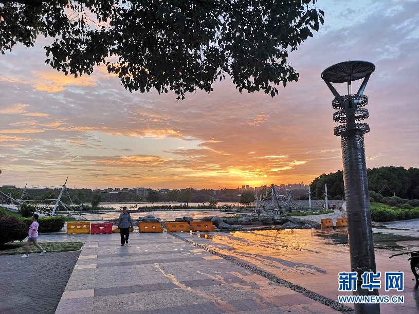 安徽： 長空氣旋伴夕潮 颱風雲層通九霄