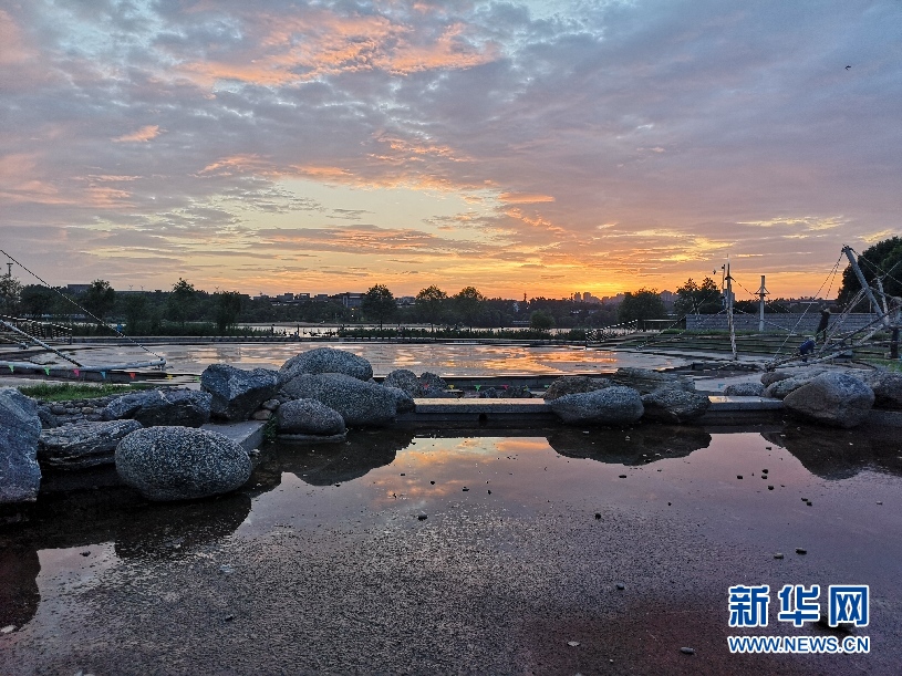 安徽： 長空氣旋伴夕潮 颱風雲層通九霄