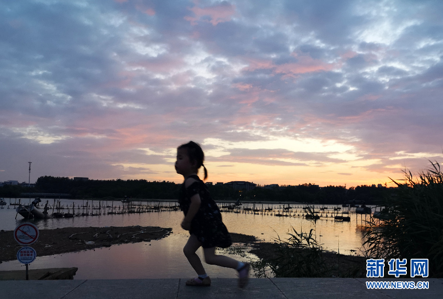 安徽： 長空氣旋伴夕潮 颱風雲層通九霄