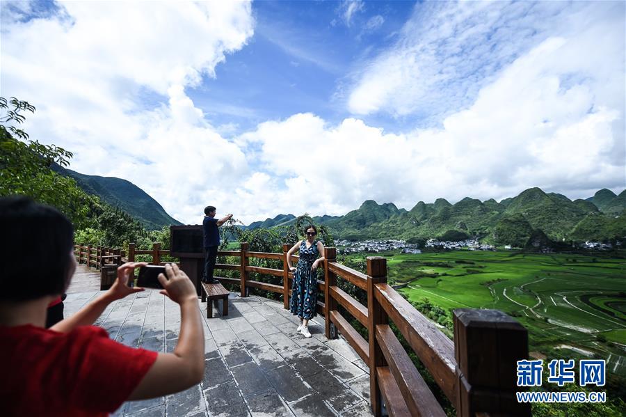 貴州興義：壯麗峰林迎客來