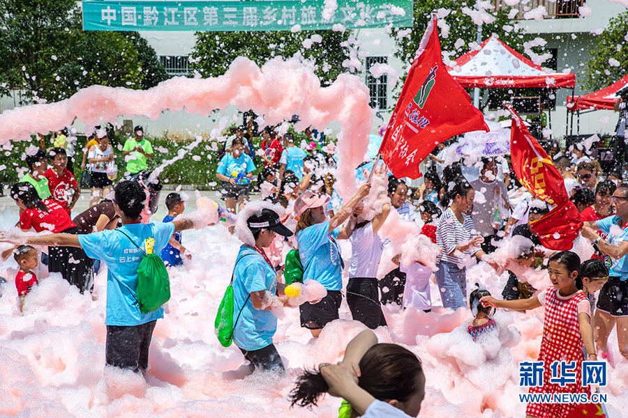 把奇幻帶進大山 重慶黔江奇幻泡泡秀營造歡樂夏日