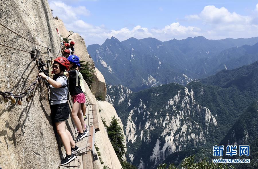 華山長空棧道：勇敢者峭壁上的旅遊