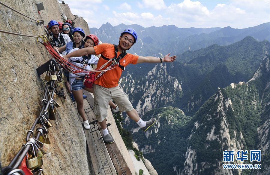 華山長空棧道：勇敢者峭壁上的旅遊