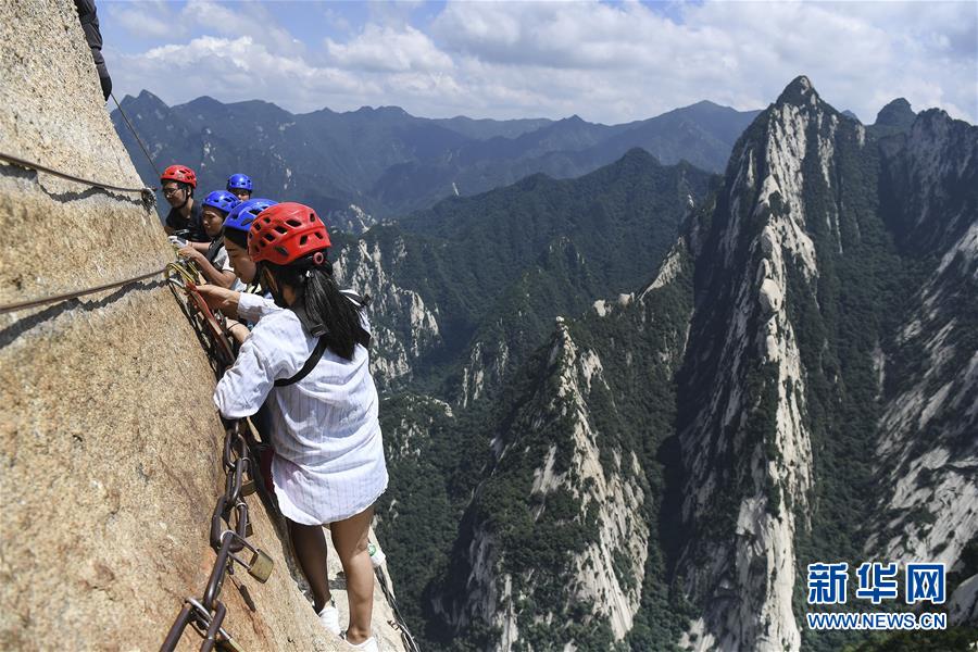 華山長空棧道：勇敢者峭壁上的旅遊