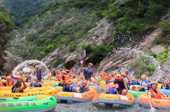 廣東清遠：黃騰峽潑水節落幕，逾萬遊客“水仗”狂歡