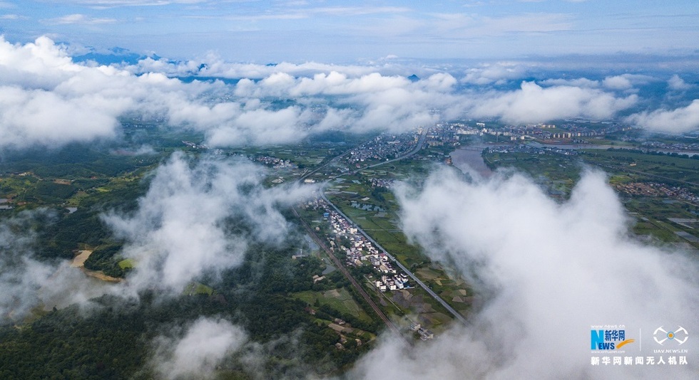 航拍江西大崗山：雲霧繞青山 田園入畫來