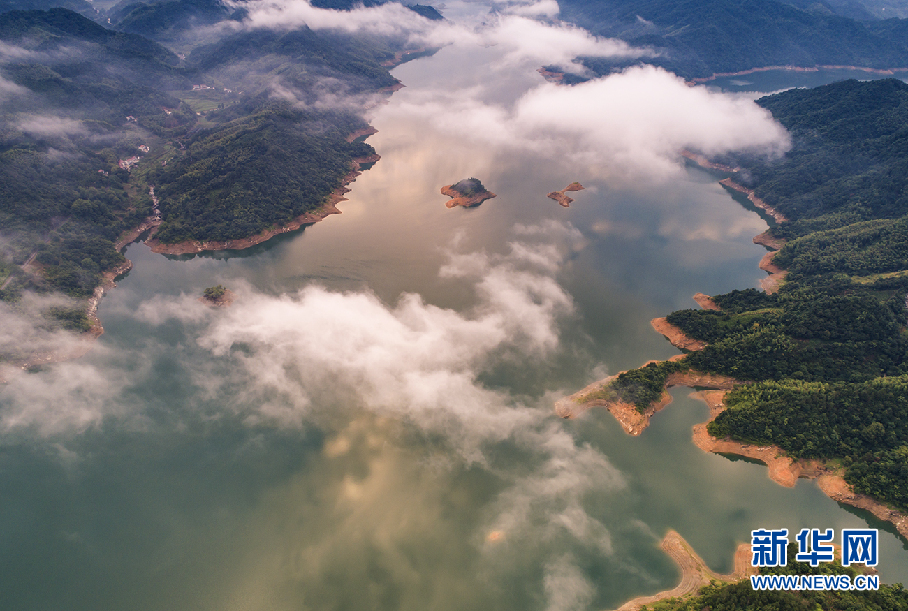 安徽霍山：航拍 深山峻嶺嶂疊高 青山綠水白雲飄