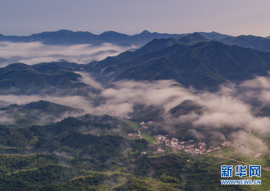 安徽霍山：航拍 深山峻嶺嶂疊高 青山綠水白雲飄