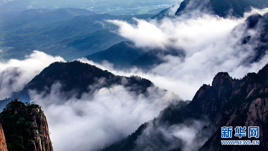 安徽黃山：旭日東昇山錦霞 層層雲海繞天涯