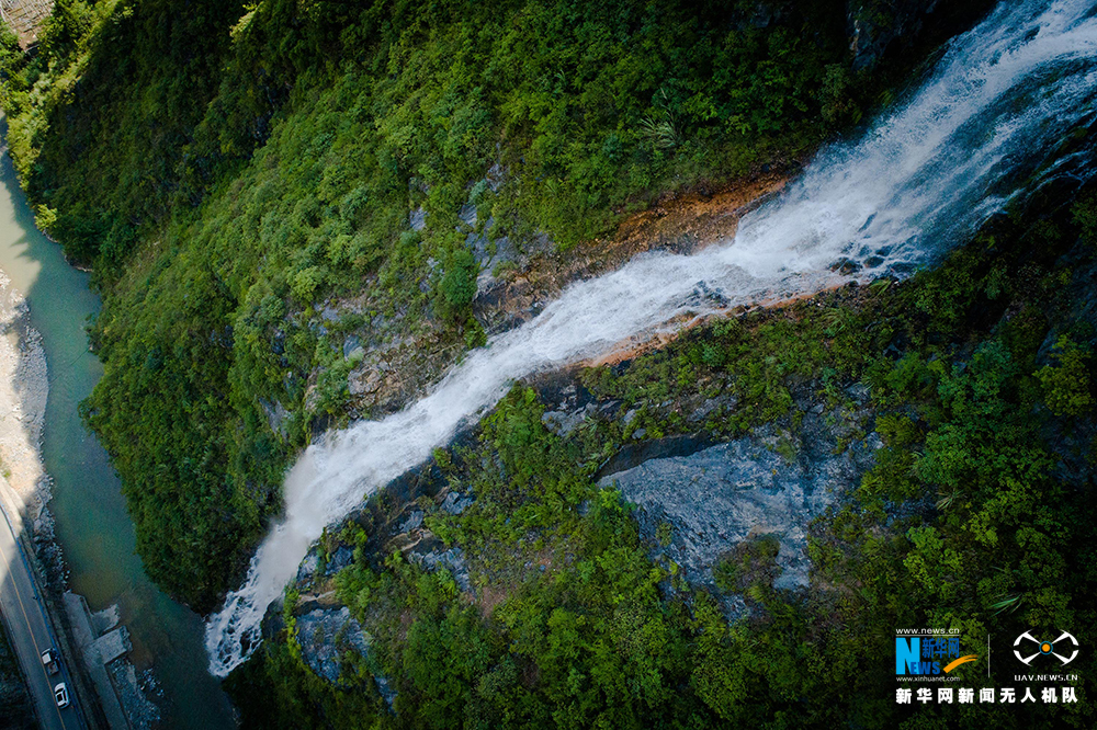 航拍重慶：當陽峽谷深 高山水飛瀑