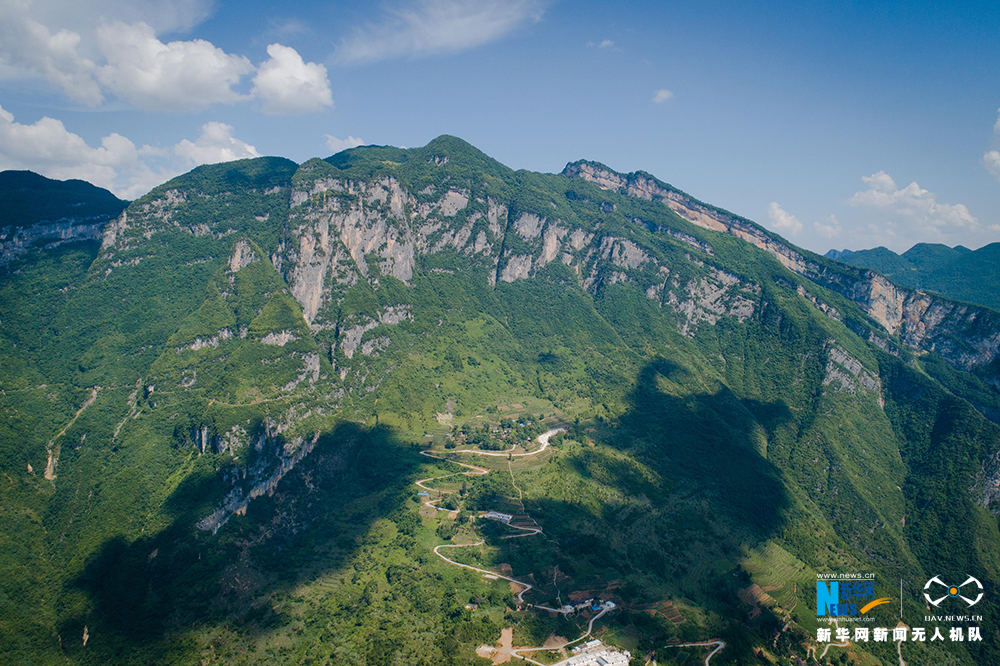 航拍重慶：當陽峽谷深 高山水飛瀑