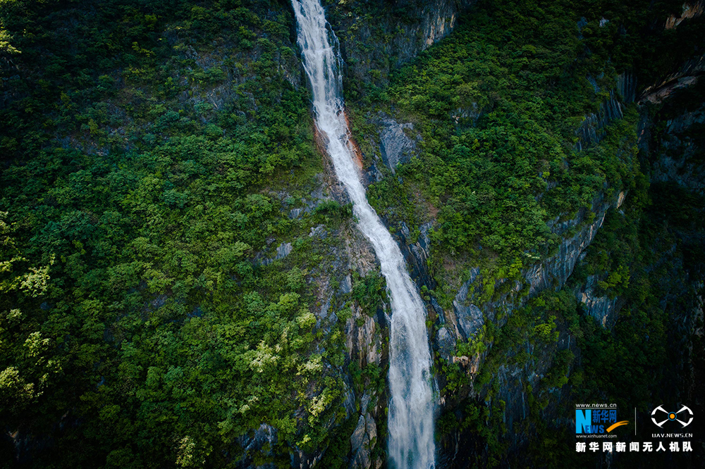 航拍重慶：當陽峽谷深 高山水飛瀑