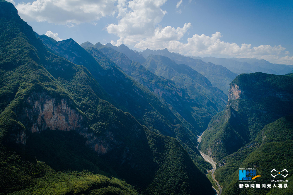 航拍重慶：當陽峽谷深 高山水飛瀑