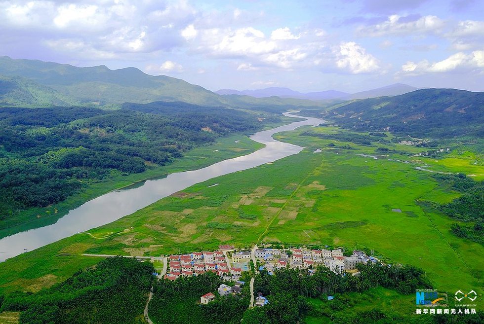 航拍海南瓊中塹對村：春夏的草原 秋冬的海