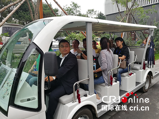 海外媒體行的媒體人乘坐瀏覽車，參觀長春水文化生態園。_fororder_海外媒體行的媒體人乘坐瀏覽車，參觀長春水文化生態園。1