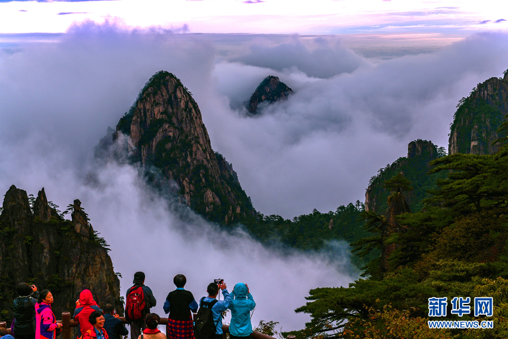 安徽黃山：雨去風來雲海現 萬壑群峰峭雲煙