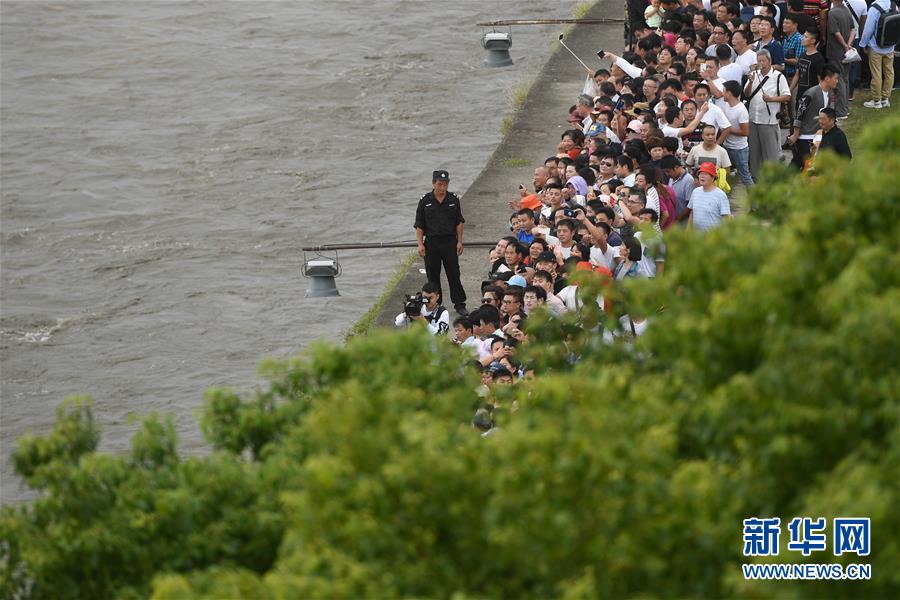 浙江鹽官鎮：八月十八潮