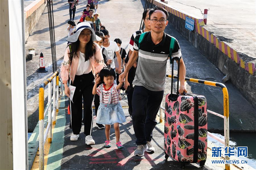 國慶長假最後一天 多地迎來返程高峰