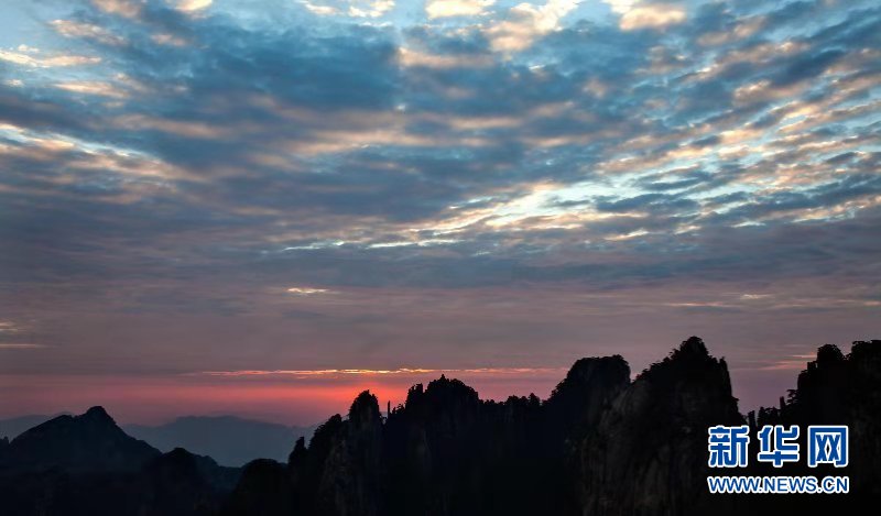 安徽黃山：霞光掩映山色空