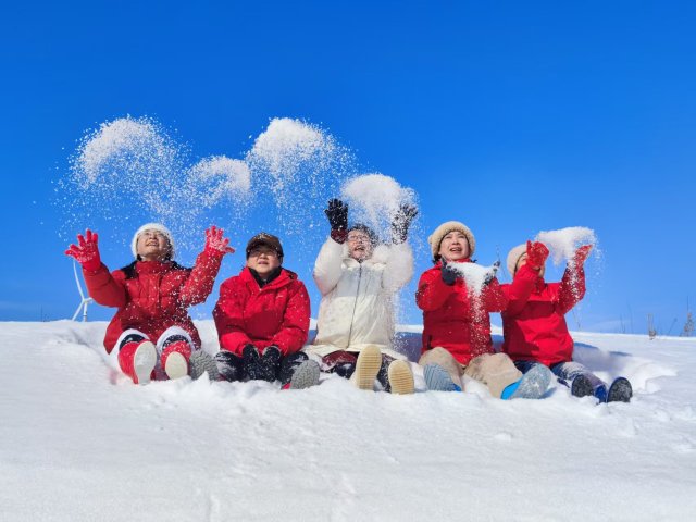 春意與冬韻交響 不凍河畔潑雪狂歡