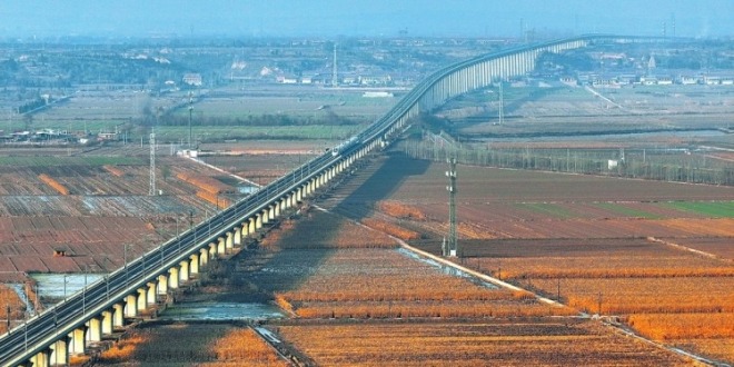 山西運城：高鐵飛馳入畫來