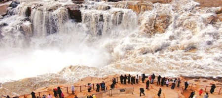 山西臨汾吉縣黃河壺口瀑布景區：飛瀑迎客