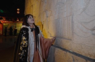 【2024打卡中國】一入夜開封就成了汴京 外國網紅驚嘆“北宋東京夢華”再現（視頻）_fororder_1752487643031