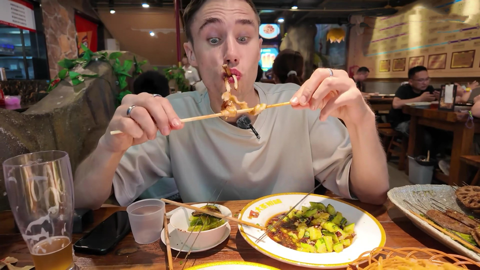 【“中國遊記”第一季㊸】肉食者“跪拜”，素食者狂喜！外國食客被中國燒烤香迷糊了~_fororder_68c8d9ddab34ab7c10c6cdae752d402