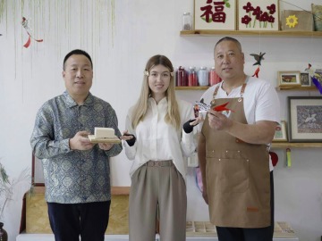 中國節氣裏的京味非遺：立夏（西語30秒短視頻）_fororder_三人合影