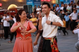 【2023打卡中國】外國網紅夜遊新疆大巴扎，感受烏魯木齊“熱度”（視頻）