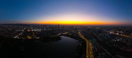 濟南大明湖冬日晚照，老城新韻繪就泉城暮色