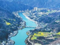 隴南市白龍江兩岸春色漸濃