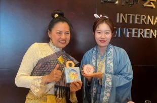 【2025打卡中國】老字號玩轉“新花樣” 開封非遺技藝驚艷國際友人_fororder_5c727222-7526-4bb7-83f5-ad39323afbe5.850x638