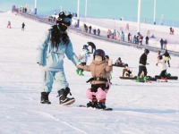 吉林“雪假” 孩子們在冰雪裏玩嗨了！