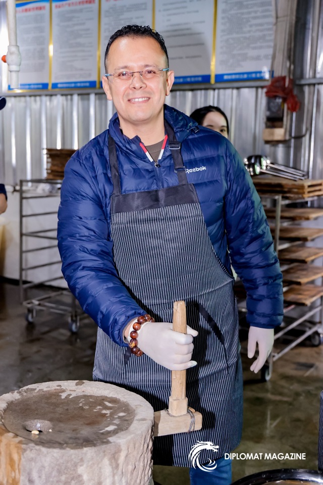 一鍋老鹵連通世界:與外交官一同體驗中國滷味之都的魅力 一鍋老鹵連通世界:與外交官一同體驗中國滷味之都的魅力_fororder_微信圖片_2025-10-26_173603_590