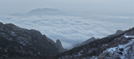山東泰安：馬年首場春雪後 日出雲海繪就水墨美景