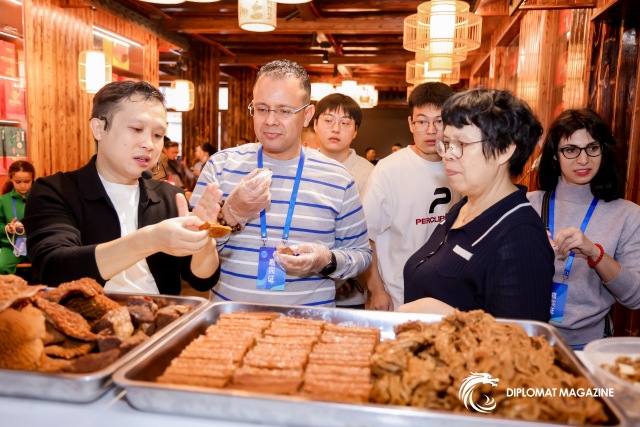 一鍋老鹵連通世界:與外交官一同體驗中國滷味之都的魅力 一鍋老鹵連通世界:與外交官一同體驗中國滷味之都的魅力_fororder_微信圖片_2025-10-26_173555_510