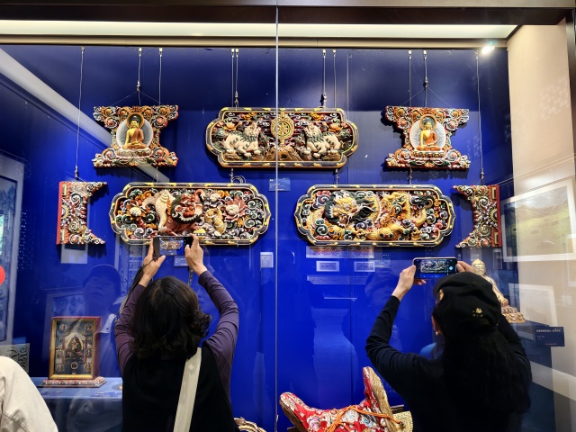 “文化原鄉 福地壤塘”再綻京城 北海公園展覽續寫精彩_fororder_觀眾參展