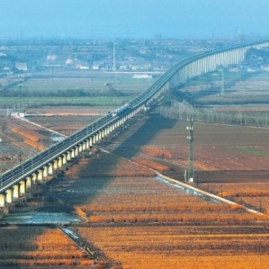 山西運城：高鐵飛馳入畫來