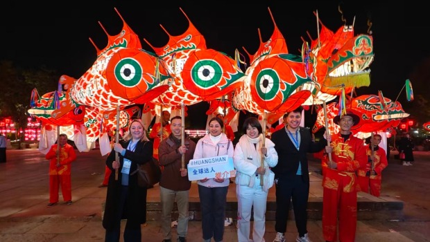 【2025打卡中國】看完呈坎魚燈表演恍然大悟！外國網紅：原來中國的“魚”自帶“好運Buff”