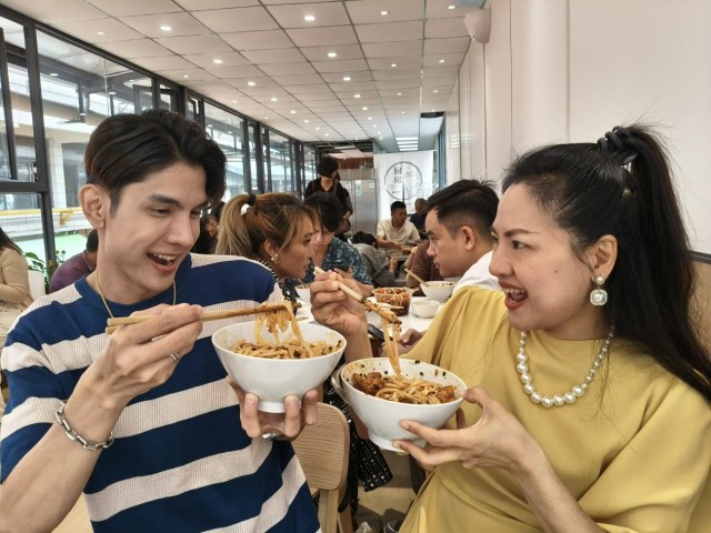 外眼看雲南:東南亞網紅鏡頭下的煙火氣與國際范兒,收穫全球千萬播放量! 外眼看雲南:東南亞網紅鏡頭下的煙火氣與國際范兒,收穫全球千萬播放量!