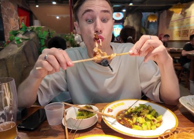 【“中國遊記”第一季㊸】肉食者“跪拜”，素食者狂喜！外國食客被中國燒烤香迷糊了~_fororder_290dde4bfa8824b866dbdfdfe231f92