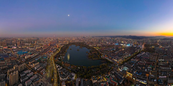 濟南大明湖冬日晚照，老城新韻繪就泉城暮色