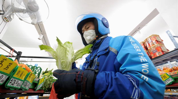 餓了麼小哥奔走武漢街頭，花式解決市民需求，網友：謝謝！