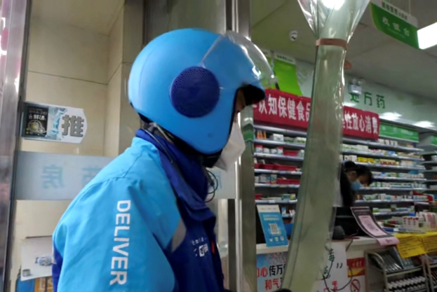 餓了麼小哥奔走武漢街頭，花式解決市民需求，網友：謝謝！