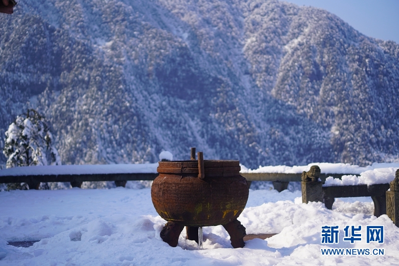 峨眉半山洗象池：雲擁半嶺雪 猴戲廟宇間