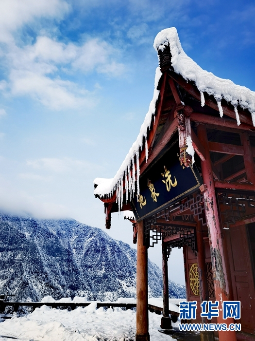 峨眉半山洗象池：雲擁半嶺雪 猴戲廟宇間